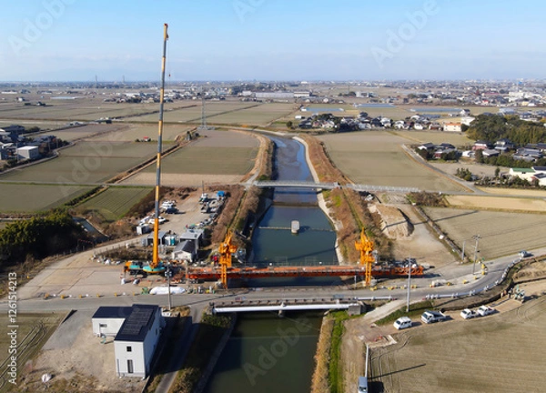 Fototapeta 道路拡張のための橋の架け替え工事　新しい橋の建設工事風景空撮