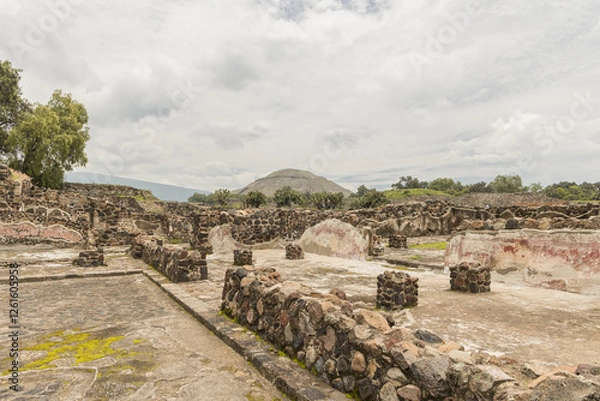 Obraz remains of the ruins of the ancient city of teotihuacan with the pyramid of son in the background
