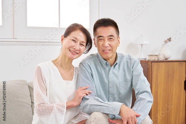 Fototapeta シニアの夫婦　ポートレート　リビング　カメラ目線