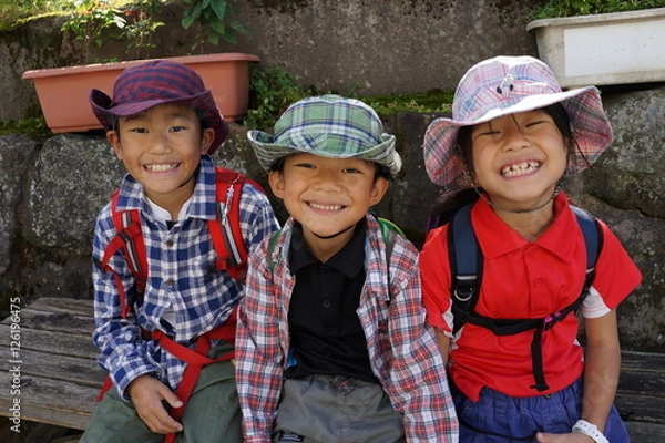 Obraz 山歩きを楽しむ子供達　トリオ　三兄弟　遠足
