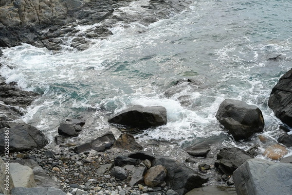 Fototapeta waves on the rocks