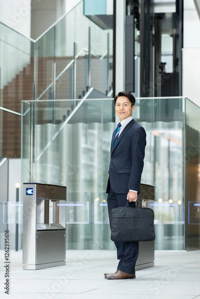Fototapeta オフィスビルで働くミドルのビジネスマン　撮影協力:スカパー東京メディアセンター