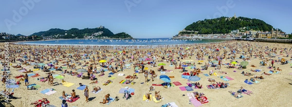 Fototapeta Plaża La Concha zatłoczona na morzu w San Sebastian w Hiszpanii