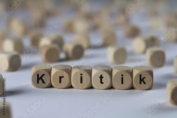 Obraz Kritik - Holzwürfel mit Buchstaben