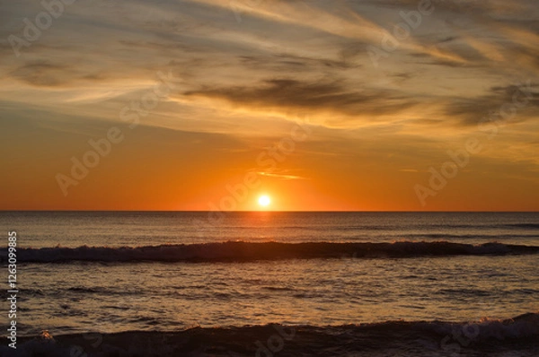 Obraz The sun reflecting on the sea in the golden hour in the atlantic ocean in Cadiz, Spain. Reflection of golden sunlight on the water. Sunset view of the sea with bright sunlight.