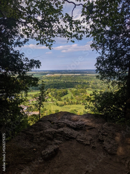 Fototapeta A view from the top of the Niagara Escarpment looking down at a golf course. At Kelso Park along the Bruce Trail in Milton, Ontario during the summer