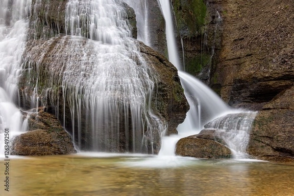 Fototapeta Der Junginger Wasserfall an der Starzel zwischen Schlatt und Jungingen im Killertal auf der Schwäbischen Alb in Baden-Württemberg.