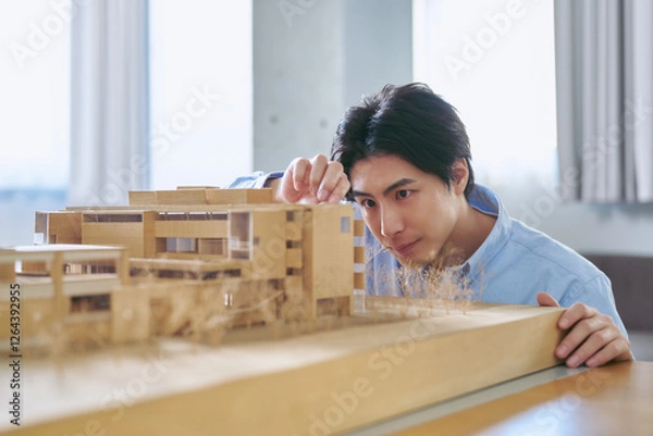 Obraz 建築模型を見て建物を学ぶ日本人の建築学科の大学生