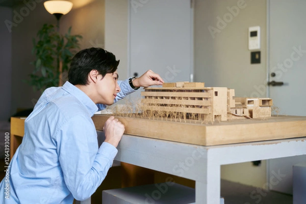 Obraz 建物の模型を見て実際の建築物のシュミレーションを行う建築学科の学生