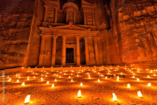 Obraz Petra in Jordanien bei Nacht