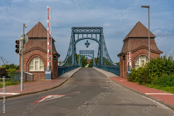 Obraz Kaiser-Wilhelm-Brücke mit Schranke in Wilhelmshaven