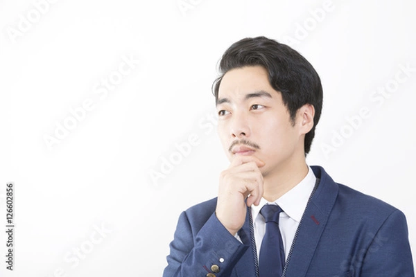 Fototapeta 男性　スーツ　髭　ビジネス　ビジネスエグゼクティブ　若手社長　汎用　見つめる　横顔