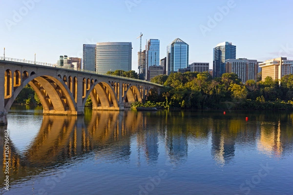 Fototapeta Key Bridge i Rosslyn skyline we wczesnych godzinach porannych, Waszyngton, USA. Widok na rzekę Potomac z Georgetown Park w stolicy USA.