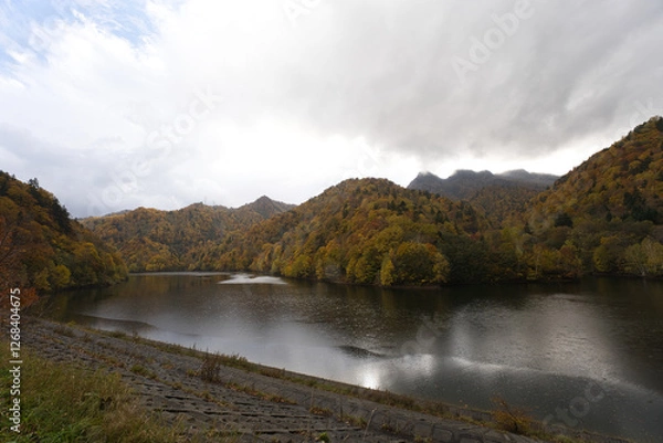 Fototapeta 北海道札幌市の定山渓ダム近郊のきれいな秋の紅葉