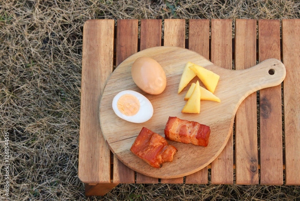 Fototapeta 燻製卵とチーズとベーコンのイメージ
