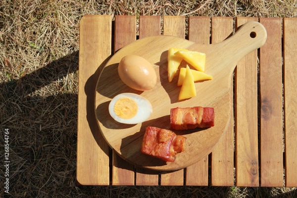 Fototapeta 燻製卵とチーズとベーコンのイメージ