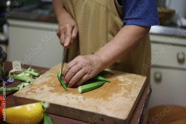Fototapeta オクラを切る女性