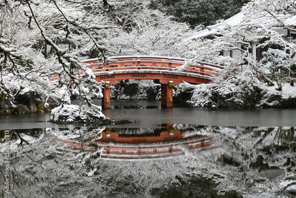 Obraz 京都市の世界遺産醍醐寺 弁天池の太鼓橋