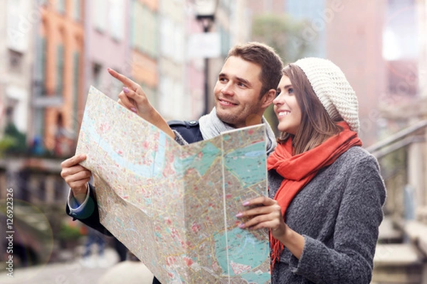 Obraz Ładna para zwiedza z mapą