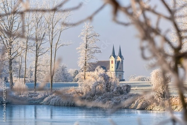 Obraz Von Bäumen und Ästen eingerahmte Kirche im Winter