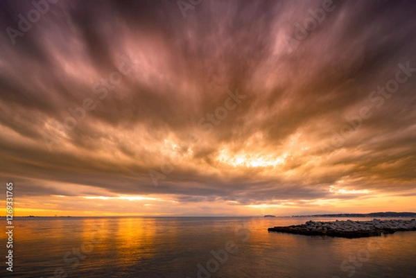 Obraz 長時間露光で描かれるドラマチックな夕空と静寂な海　森戸海岸のアートフォト
