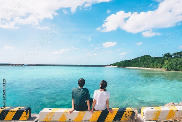 Fototapeta 青い海とカップル