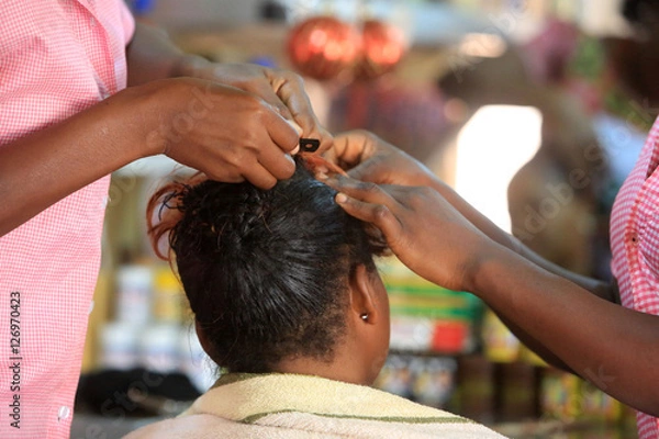 Fototapeta Atelier de coiffure Lomé. Togo. / Lomé hairdressing workshop. Togo.