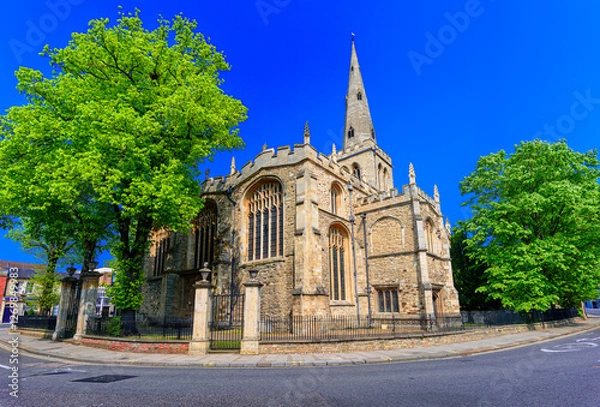Fototapeta Bedford. UK: Street view of St. Paul's Church, a thriving parish church set in the heart of the busy market and county town