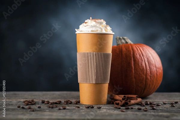 Fototapeta Latte z przyprawą dyniową w papierowym kubku