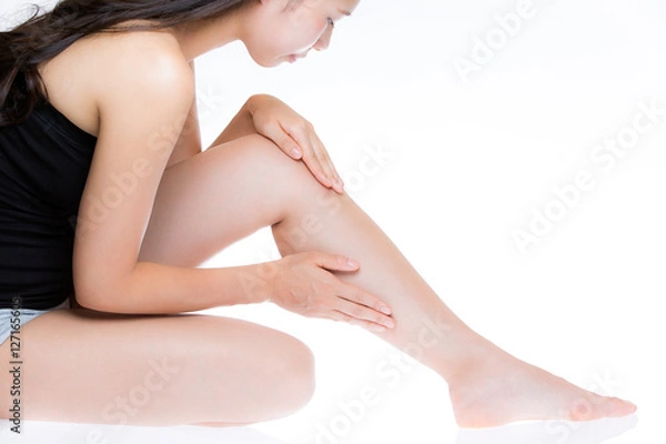 Fototapeta 脚をケアする女性