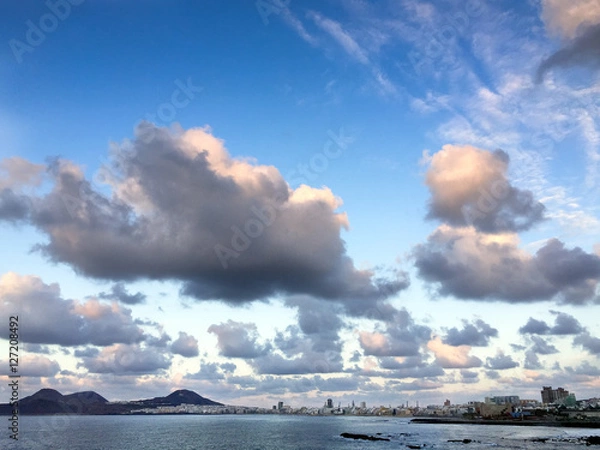 Obraz Beautiful clouds before Supermoon rise