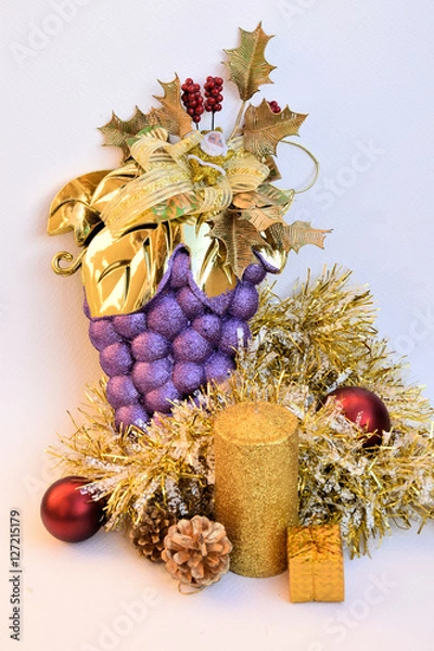 Fototapeta Racimo y artículos de Navidad.
Conjunto de objetos Navideños que decoran las casas.
