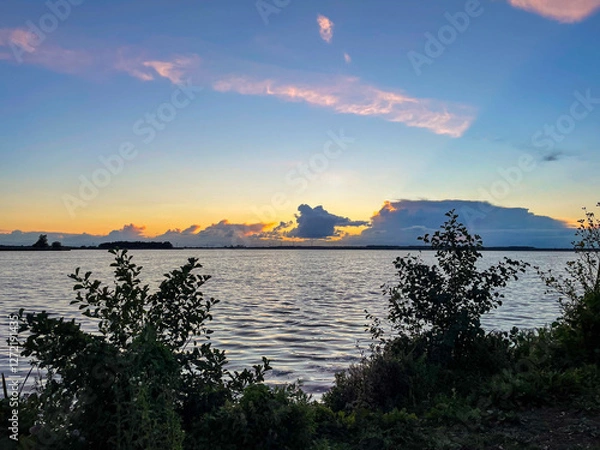 Obraz Veluwemeer im Sonnenuntergang, in Richtung Ijsselmeer mit Windrädern in der Ferne