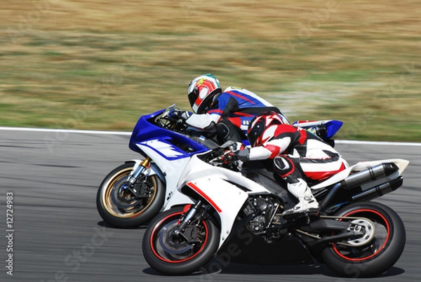 Obraz wyprzedzanie motocyklistów