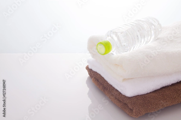 Obraz タオルとミネラルウォーター