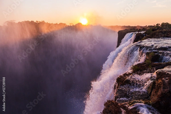 Obraz Naturalnie uformowany „Diabelski Basen”, w którym niektórzy turyści pływają pomimo ryzyka wywrócenia się przez krawędź