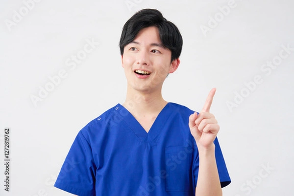 Fototapeta 医者・看護師・歯科医師・介護士　男性　ひらめく　白背景