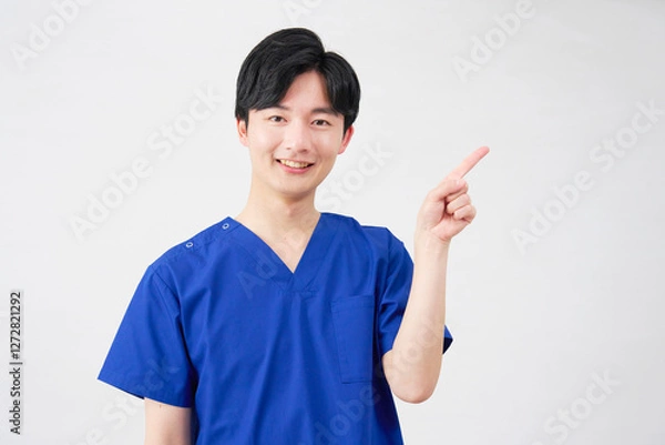 Fototapeta 医者・看護師・歯科医師・介護士　右側を指差す男性　　白背景