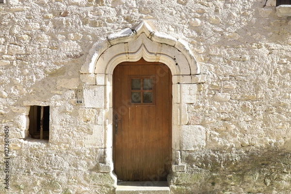 Fototapeta Bâtiment typique, vue de l'extérieur, village de Goudargues, département du Gard, France