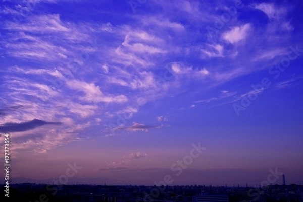 Fototapeta 幻想的に染まるはけ雲と街並み