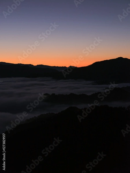 Obraz 雲海の出る山の朝のグラデーション