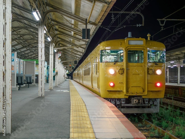 Obraz 駅のホームに停車する普通列車
