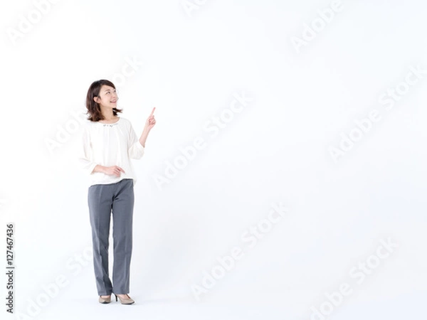 Fototapeta おすすめ・指差す若い女性