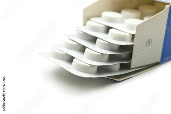Obraz таблетки,   таблетки с упаковкой  на белом фоне. 