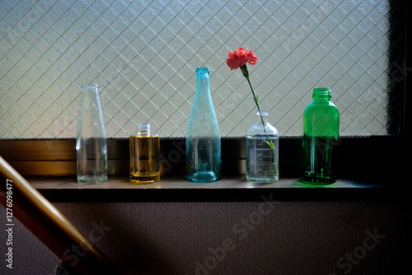 Fototapeta ガラス瓶と赤いカーネーションの静物

