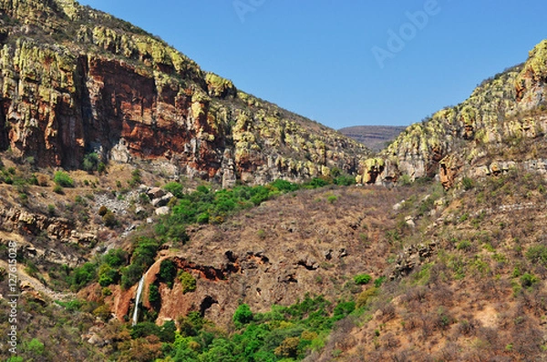Obraz Sud Africa, 28/09/2009: paesaggio sudafricano sulla strada per il Kruger National Park, la più grande riserva naturale del Sudafrica fondata nel 1898 