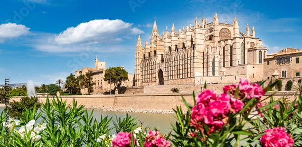 Fototapeta Palma's Parc de La Mar with Cathedral of St. Mary, called La Seu - Palma de Mallorca