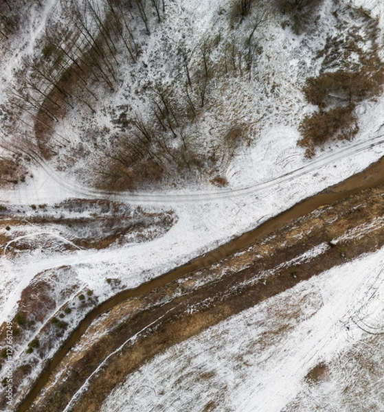 Fototapeta krajobraz zimowy z drona rzeka rdzawa brąz biel