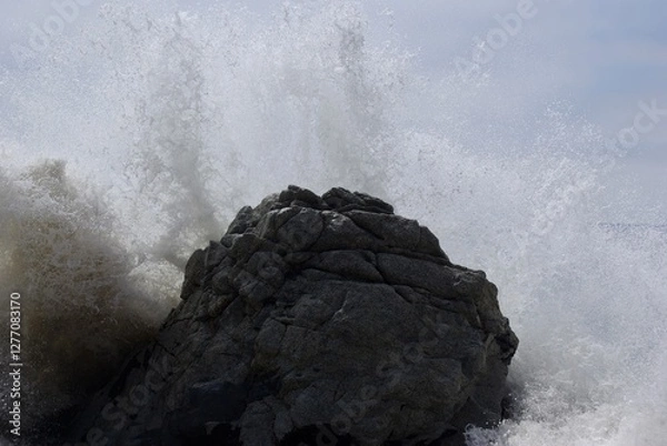 Obraz Powerful waves crashing into rock