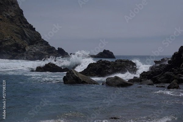 Obraz Waves crashing on rocks